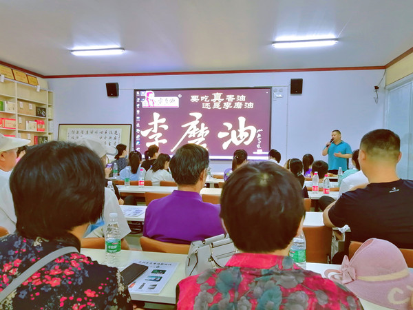 鄄城经销商慕名来李磨油参观，家乡小磨香油满