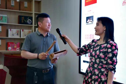 “香油来一杯”，李磨油喝香油比赛火爆全场